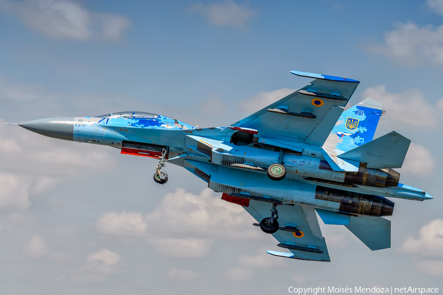 Ukrainian Air Force Sukhoi Su-27UB Flanker C (71 BLUE) | Photo 262465