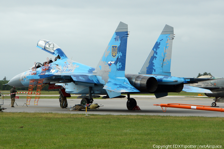Ukrainian Air Force Sukhoi Su-27UBM1 Flanker C (71 BLUE) | Photo 275823