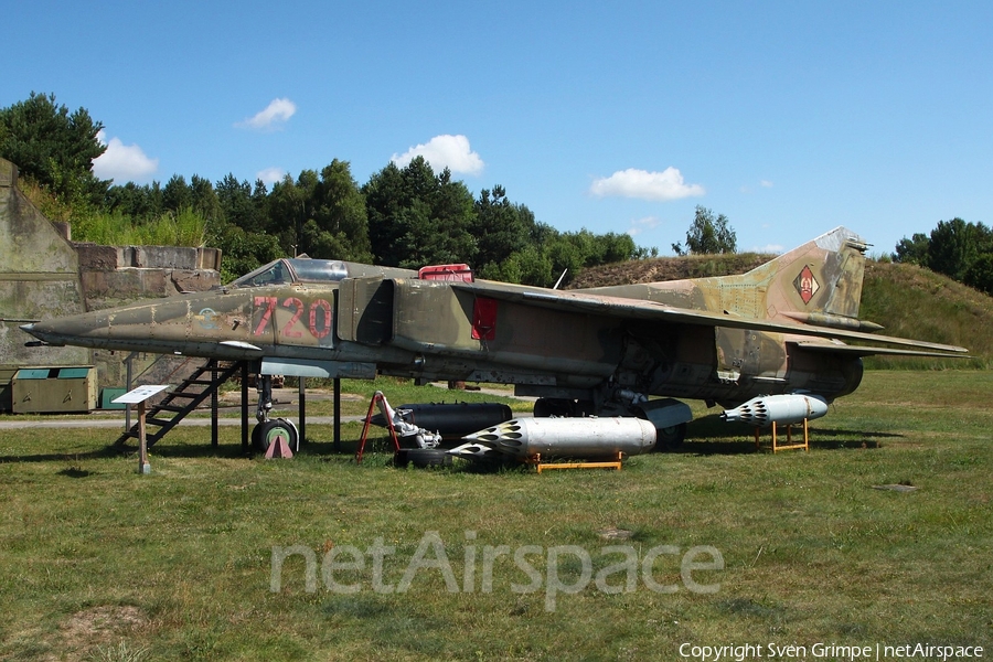East German Air Force Mikoyan-Gurevich MiG-23BN Flogger-H (720) | Photo 52588