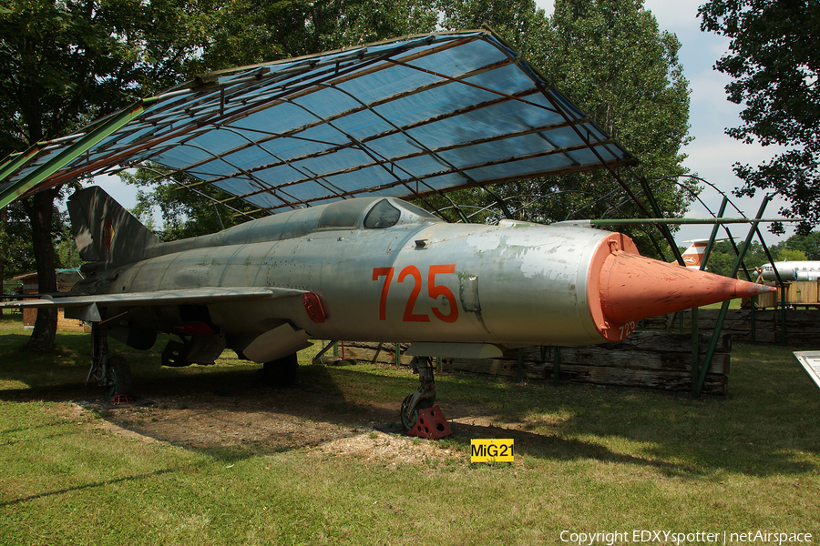 East German Air Force Mikoyan-Gurevich MiG-21PFM Fishbed-D (725) | Photo 320471