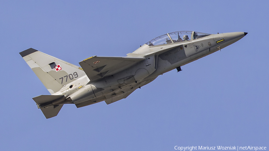 Polish Air Force (Siły Powietrzne) Alenia Aermacchi M-346AJT Bielik (7709) | Photo 659700
