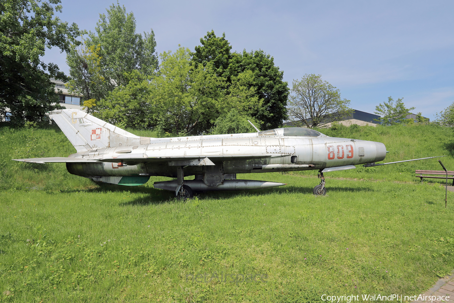 Polish Air Force (Siły Powietrzne) Mikoyan-Gurevich MiG-21SPS Fishbed-F (809) | Photo 583045