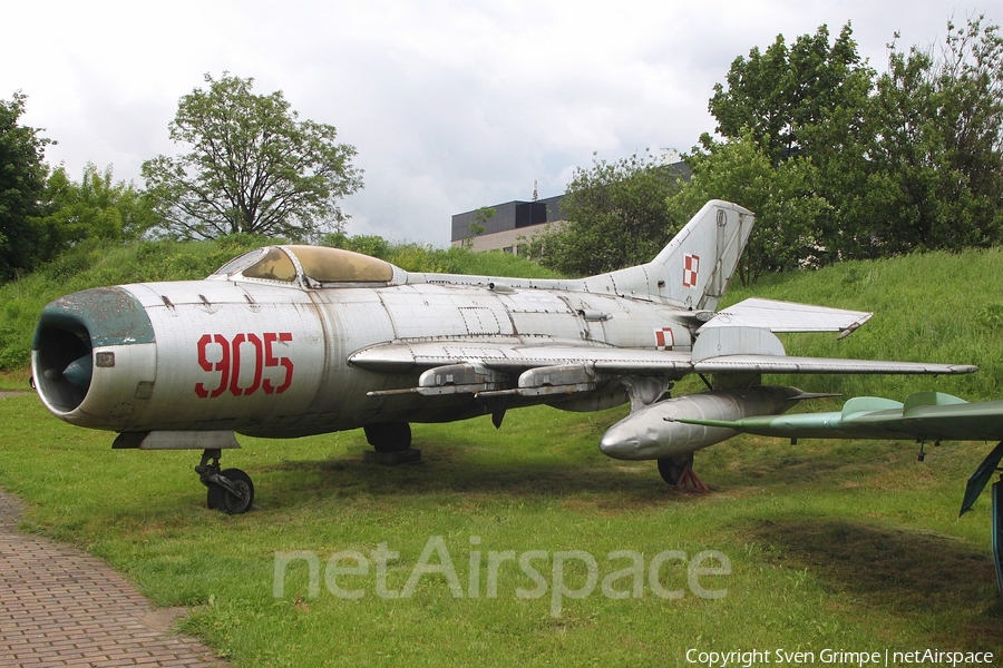 Polish Air Force (Siły Powietrzne) Mikoyan-Gurevich MiG-19PM Farmer-E (905) | Photo 337604