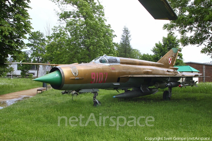 Polish Air Force (Siły Powietrzne) Mikoyan-Gurevich MiG-21MA Fishbed-J (9107) | Photo 326854