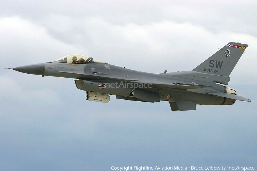 United States Air Force General Dynamics F-16C Fighting Falcon (92-3904) | Photo 168210