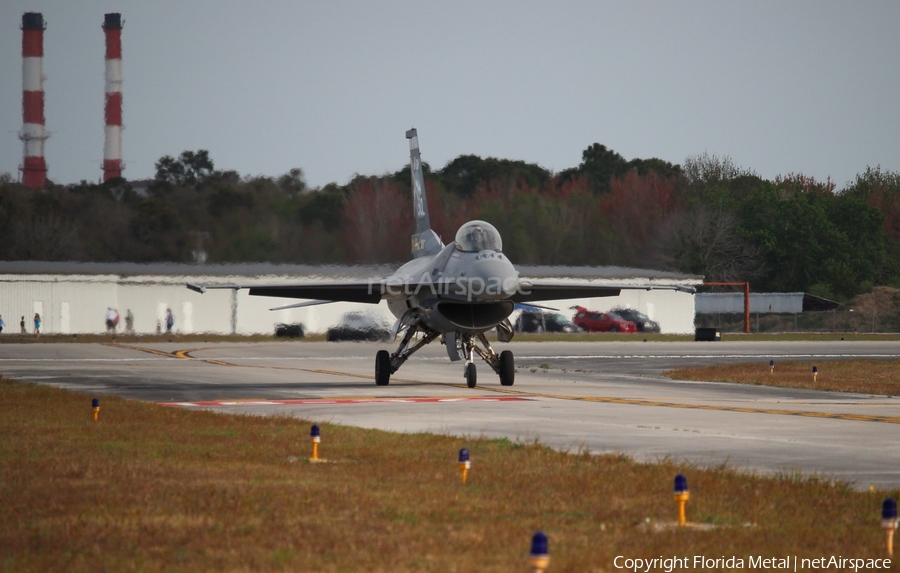 United States Air Force General Dynamics F-16CM Fighting Falcon (92-3920) | Photo 463525