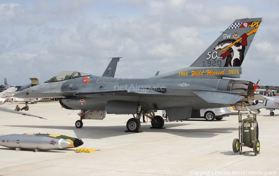 United States Air Force General Dynamics F-16CM Fighting Falcon (92-3920) | Photo 308584