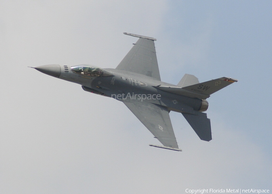 United States Air Force General Dynamics F-16CM Fighting Falcon (92-3923) | Photo 463526