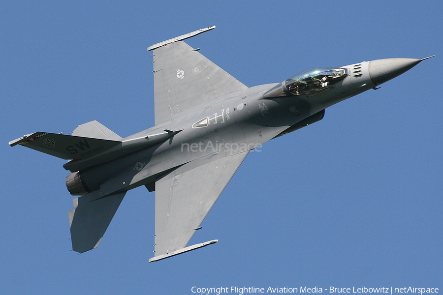 United States Air Force General Dynamics F-16CM Fighting Falcon (92-3923) | Photo 160791