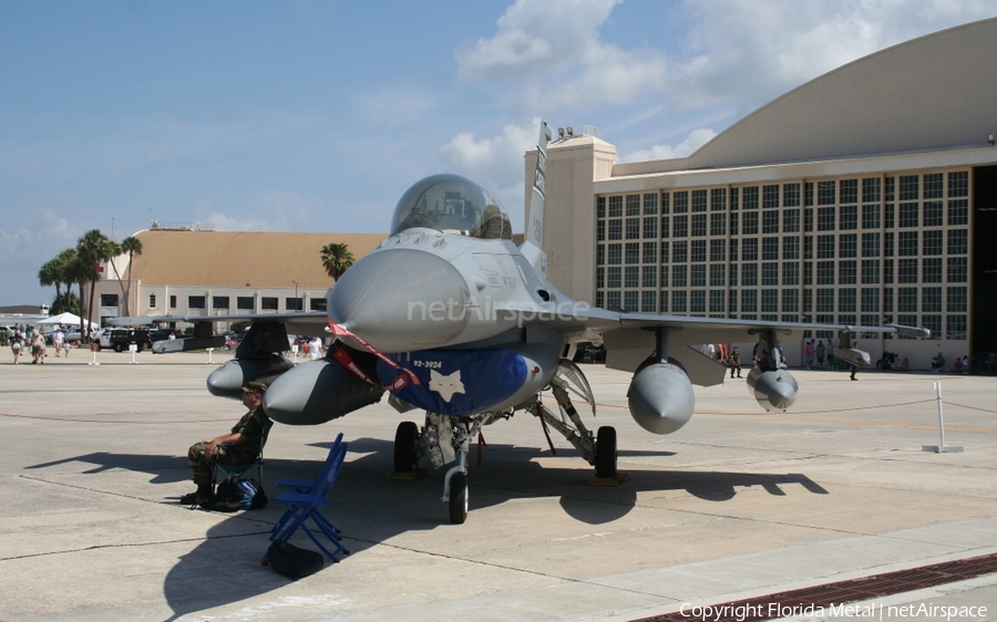 United States Air Force General Dynamics F-16DM Fighting Falcon (92-3924) | Photo 463538