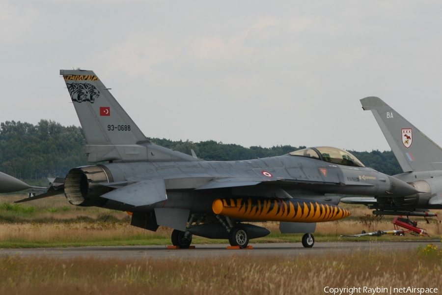 Turkish Air Force (Türk Hava Kuvvetleri) General Dynamics F-16C Fighting Falcon (93-0688) | Photo 564254