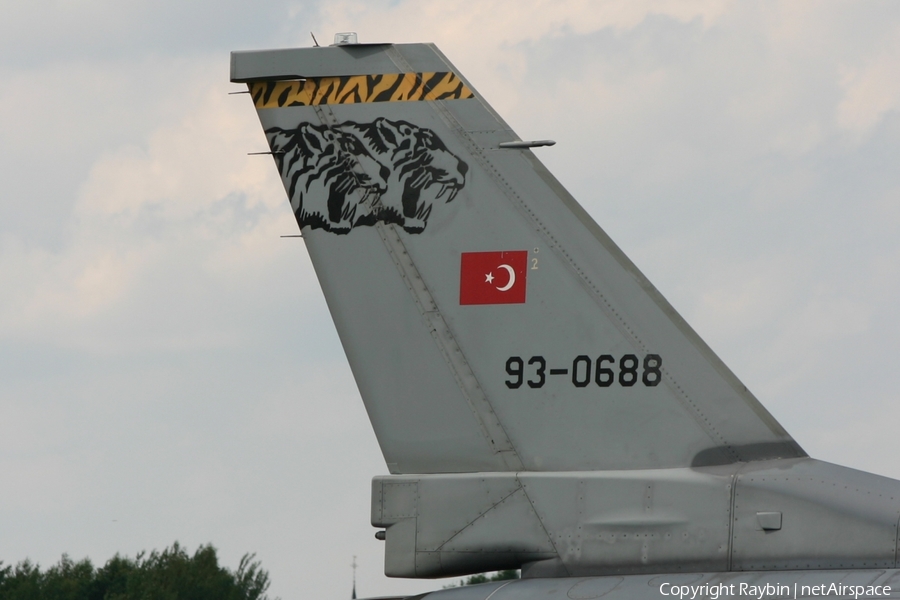 Turkish Air Force (Türk Hava Kuvvetleri) General Dynamics F-16C Fighting Falcon (93-0688) | Photo 564255