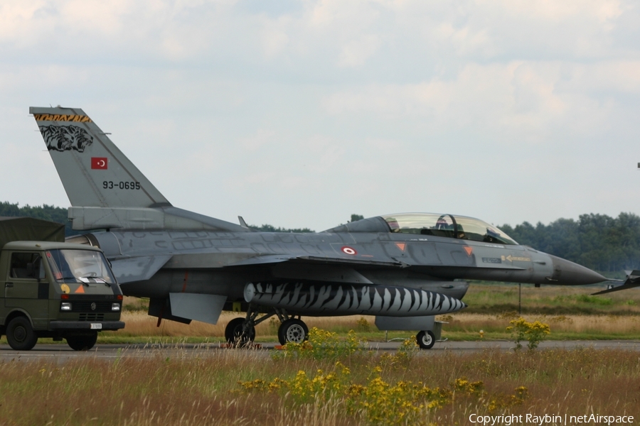 Turkish Air Force (Türk Hava Kuvvetleri) General Dynamics F-16D Fighting Falcon (93-0695) | Photo 564252