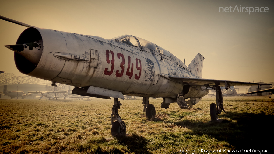 Polish Air Force (Siły Powietrzne) Mikoyan-Gurevich MiG-21UM Mongol-B (9349) | Photo 40940