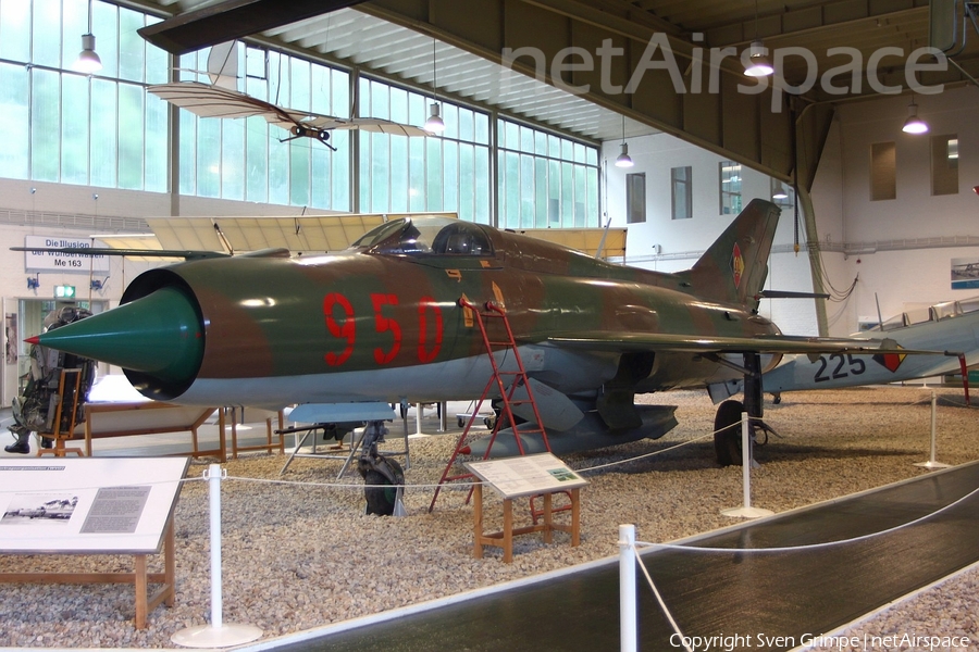 East German Air Force Mikoyan-Gurevich MiG-21PF Fishbed-D (950) | Photo 52589