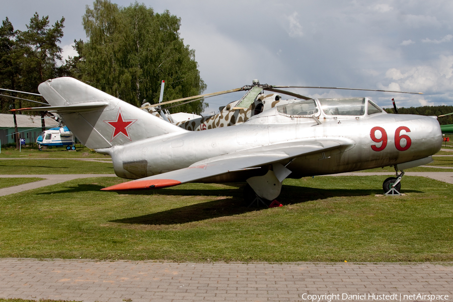 Soviet Union Air Force Mikoyan-Gurevich MiG-15UTI Midget (96 RED) | Photo 416440