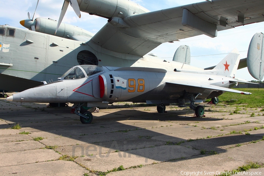 Russian Federation Navy Yakovlev Yak-38 Forger (98 YELLOW) | Photo 248918
