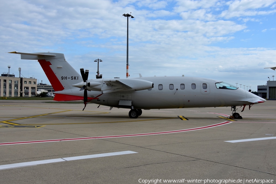 (Private) Piaggio P.180 Avanti (9H-SKI) | Photo 556892