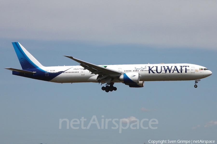 Kuwait Airways Boeing 777-369(ER) (9K-AOM) | Photo 330337