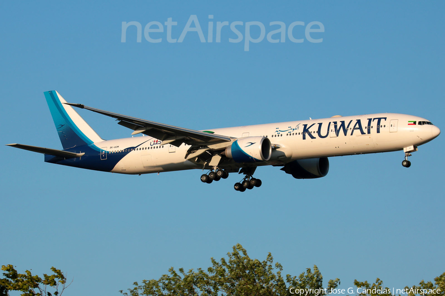 Kuwait Airways Boeing 777-369(ER) (9K-AOM) | Photo 292805