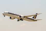 Singapore Airlines Boeing 787-10 Dreamliner (9V-SCA) at  Osaka - Kansai International, Japan