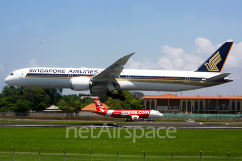 Singapore Airlines Boeing 787-10 Dreamliner (9V-SCB) at  Denpasar/Bali - Ngurah Rai International, Indonesia