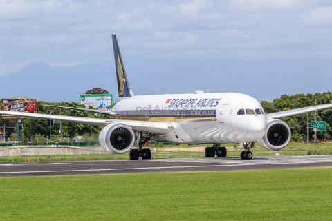 Singapore Airlines Boeing 787-10 Dreamliner (9V-SCE) at  Denpasar/Bali - Ngurah Rai International, Indonesia