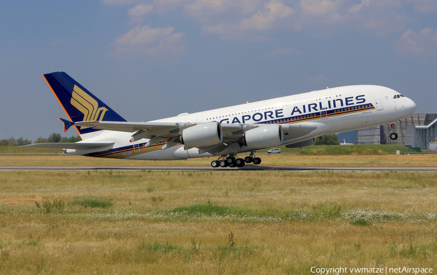 Singapore Airlines Airbus A380-841 (9V-SKY) | Photo 246223