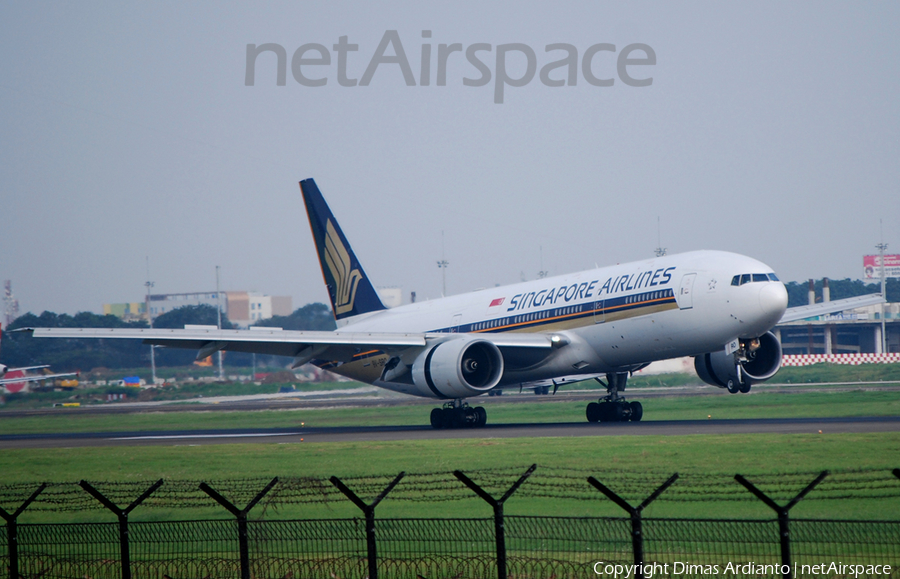 Singapore Airlines Boeing 777-212(ER) (9V-SRO) | Photo 82385