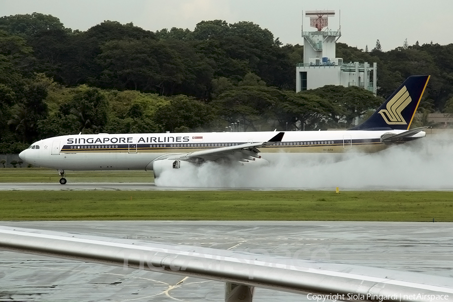 Singapore Airlines Airbus A330-343 (9V-STN) | Photo 383159