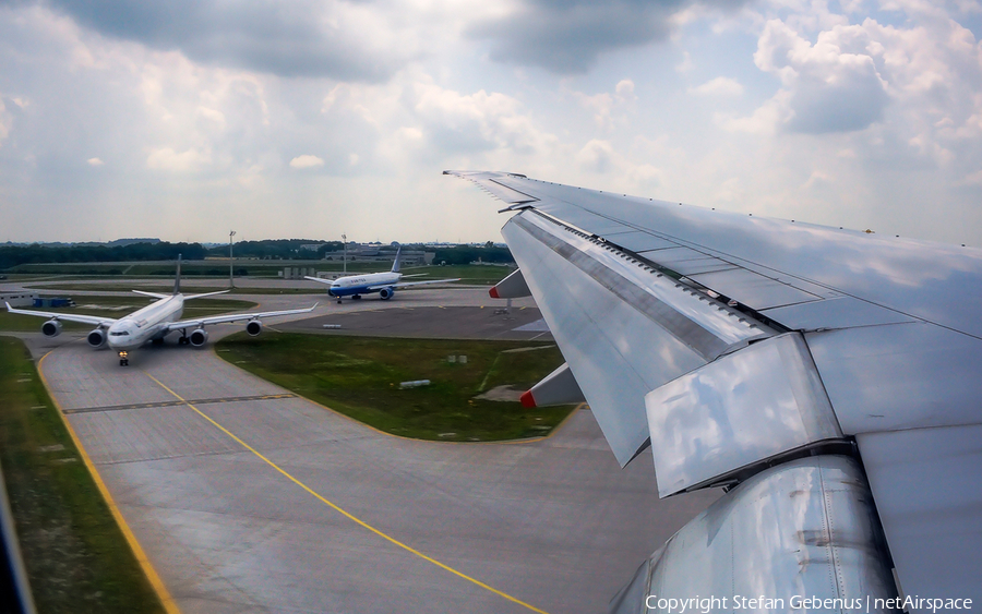 Singapore Airlines Boeing 777-312(ER) (9V-SWJ) | Photo 1914