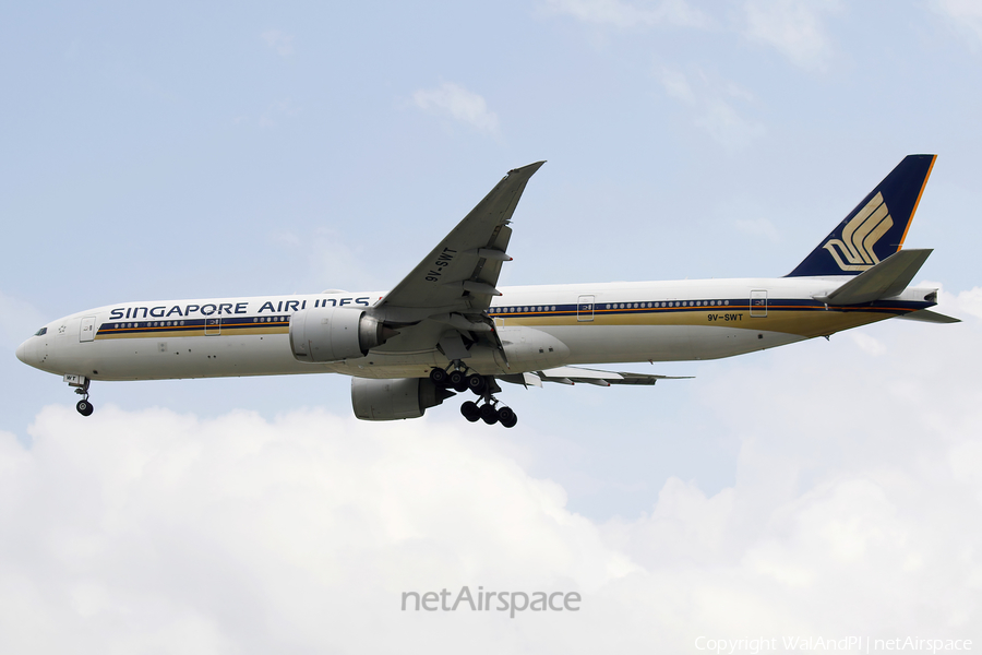 Singapore Airlines Boeing 777-312(ER) (9V-SWT) | Photo 618124