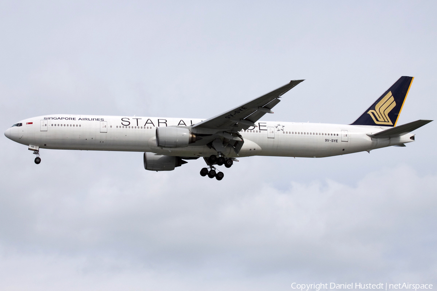 Singapore Airlines Boeing 777-312 (9V-SYE) | Photo 542383