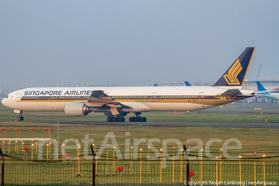 Singapore Airlines Boeing 777-312 (9V-SYJ) | Photo 369277