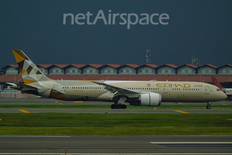 Etihad Airways Boeing 787-9 Dreamliner (A6-BNB) at  Jakarta - Soekarno-Hatta International, Indonesia