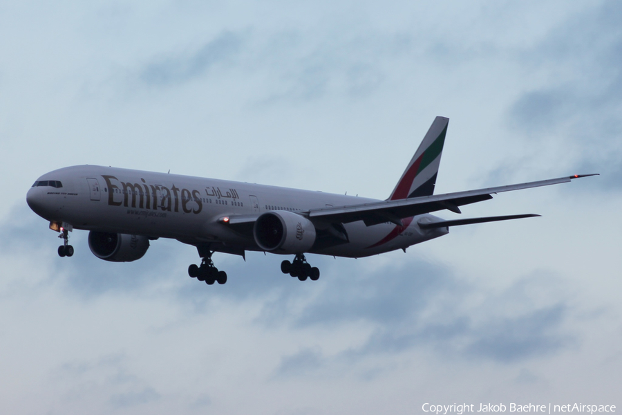 Emirates Boeing 777-31H(ER) (A6-EBF) | Photo 138811
