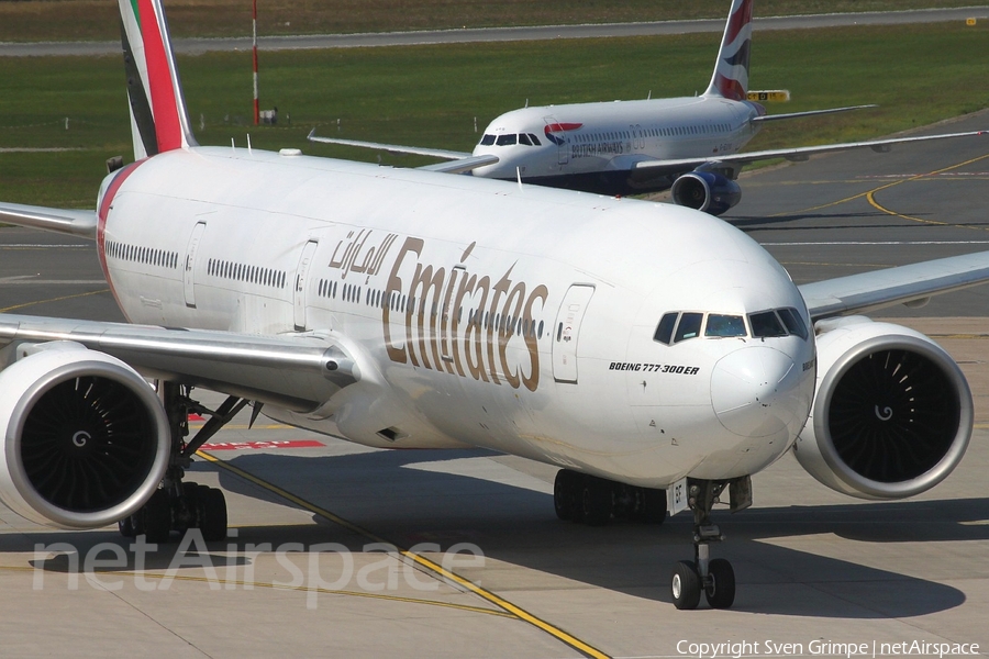 Emirates Boeing 777-31H(ER) (A6-EBF) | Photo 37939