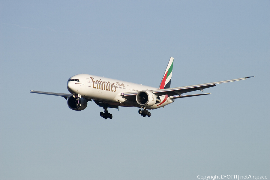 Emirates Boeing 777-31H(ER) (A6-EBK) | Photo 140195