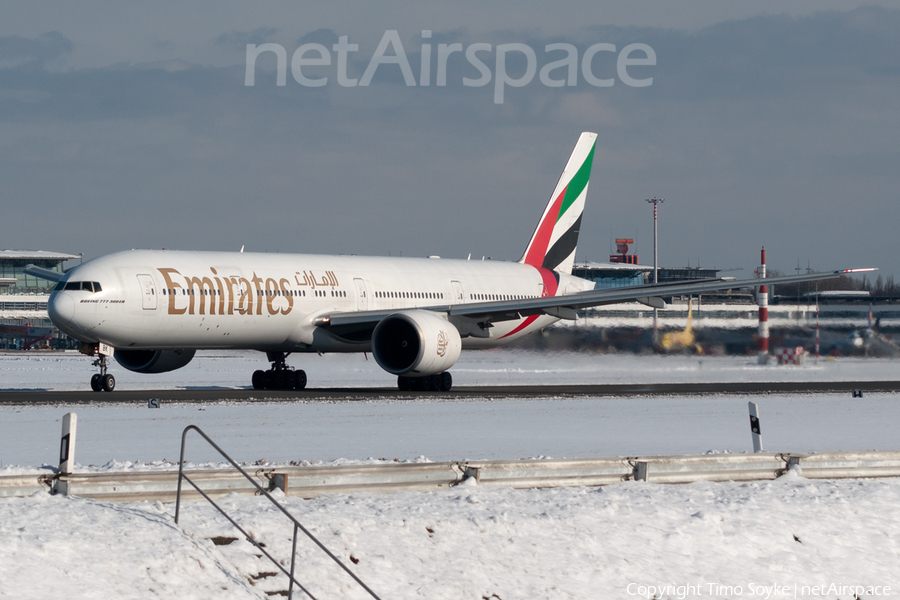 Emirates Boeing 777-31H(ER) (A6-EBK) | Photo 21926