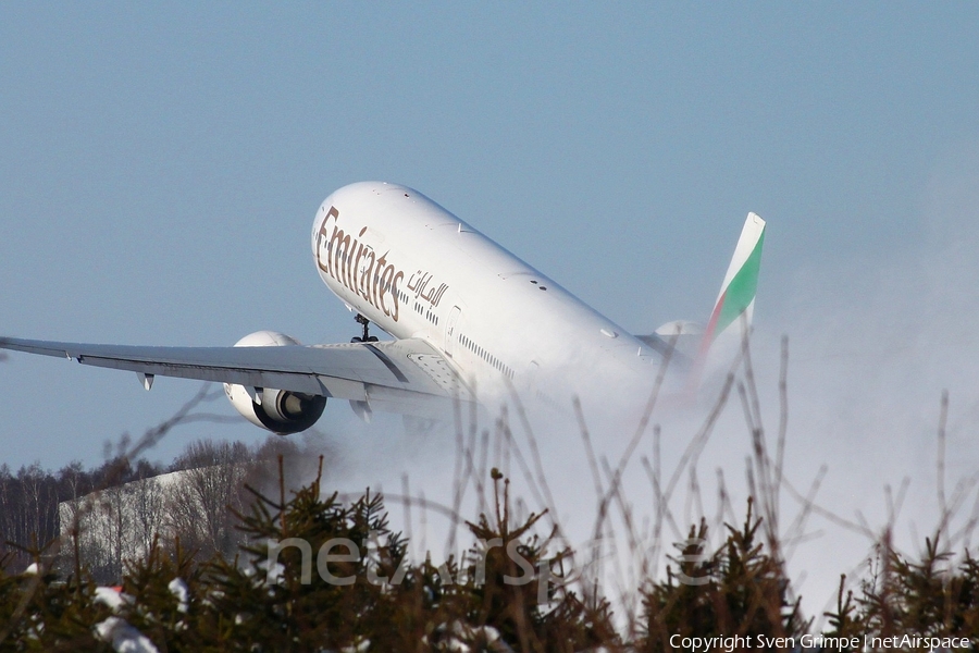 Emirates Boeing 777-31H(ER) (A6-EBK) | Photo 28034