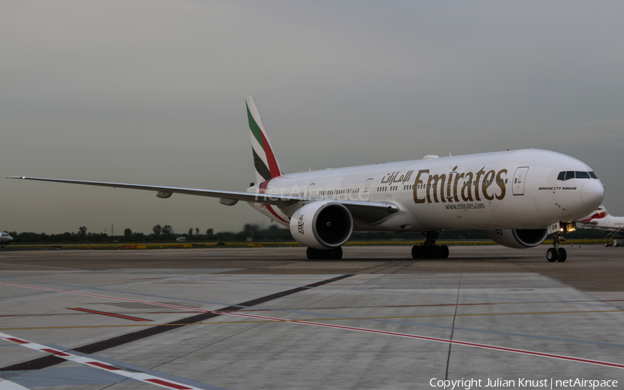 Emirates Boeing 777-31H(ER) (A6-EBM) | Photo 76111