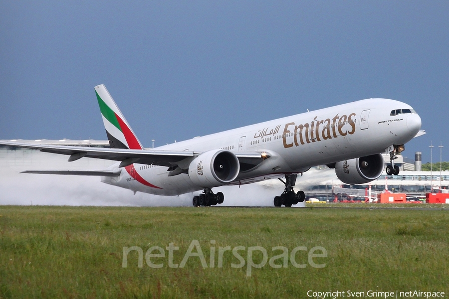 Emirates Boeing 777-31H(ER) (A6-EBM) | Photo 15331
