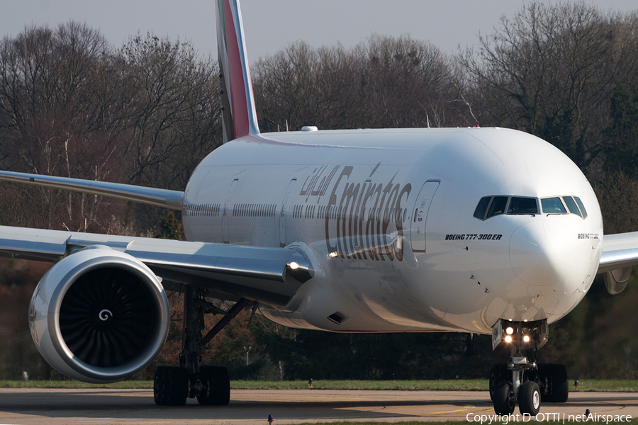 Emirates Boeing 777-31H(ER) (A6-EBW) | Photo 197049