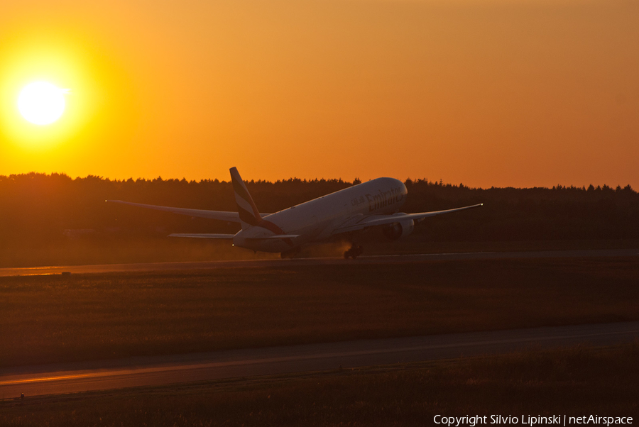 Emirates Boeing 777-31H(ER) (A6-EBW) | Photo 48619