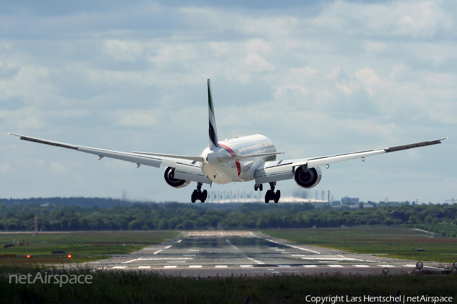 Emirates Boeing 777-31H(ER) (A6-EBY) | Photo 56432