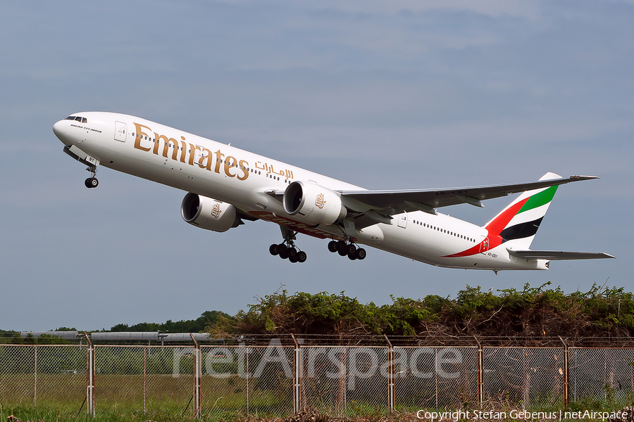 Emirates Boeing 777-31H(ER) (A6-EBY) | Photo 8376