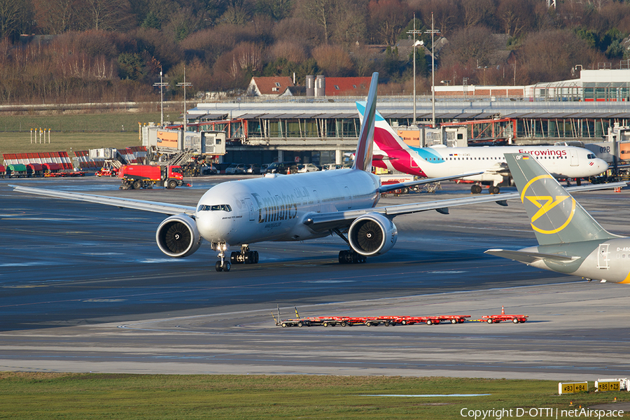 Emirates Boeing 777-31H(ER) (A6-EBY) | Photo 417595