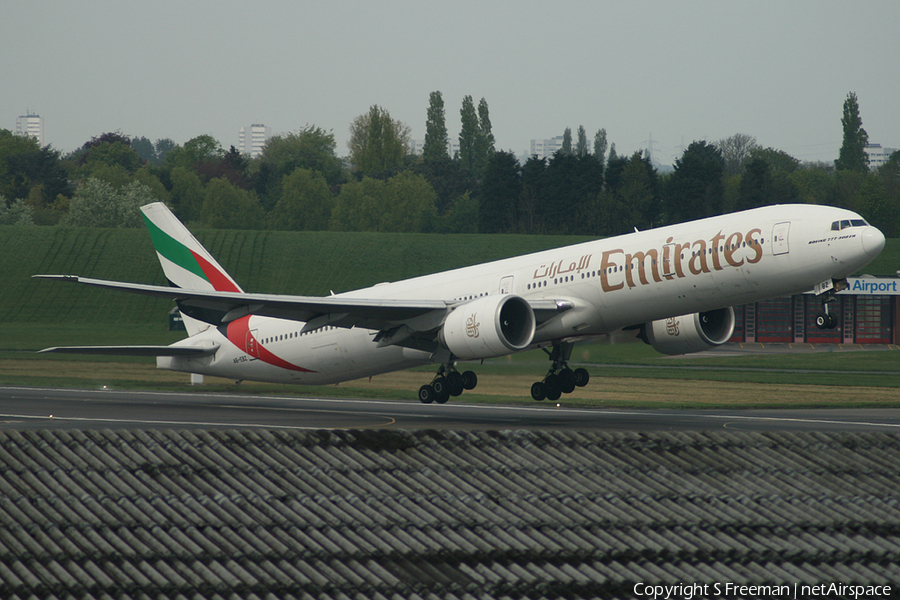 Emirates Boeing 777-31H(ER) (A6-EBZ) | Photo 48018