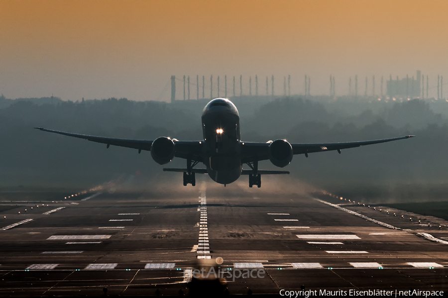 Emirates Boeing 777-31H(ER) (A6-ECB) | Photo 128886