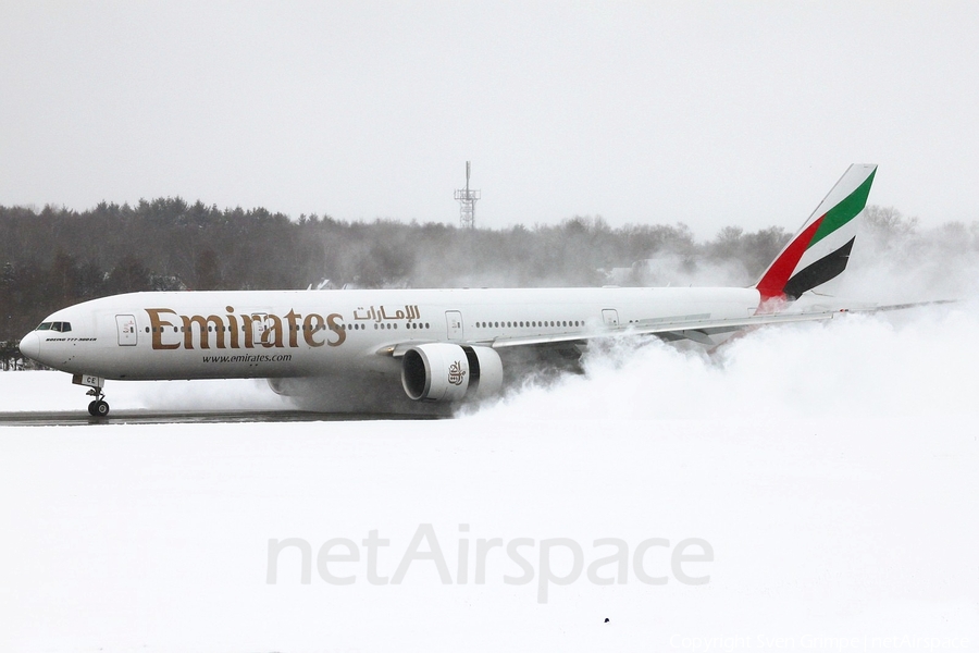 Emirates Boeing 777-31H(ER) (A6-ECE) | Photo 21812